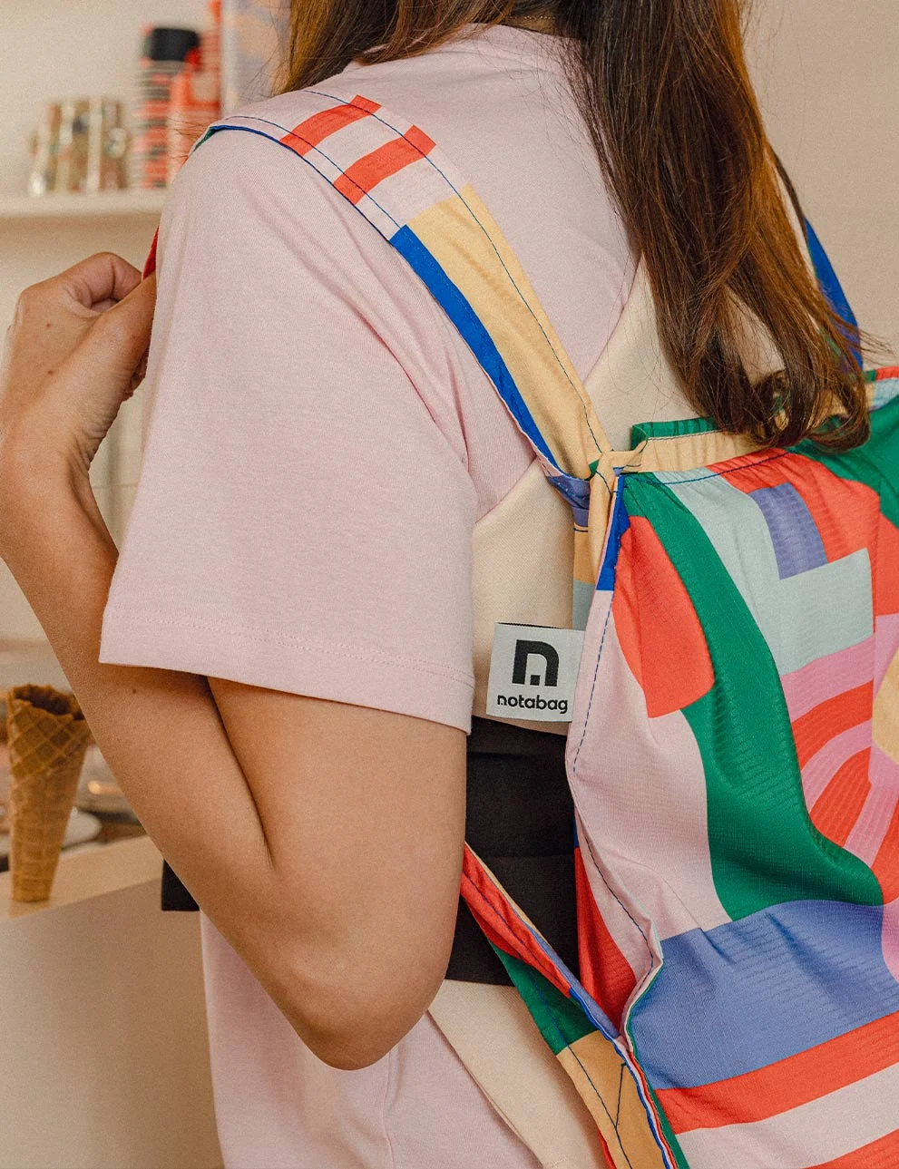 Notabag 2-in-1 Rucksack und Einkaufstasche – Artist Edition Geoplay, Detailansicht 4 | One Horizon