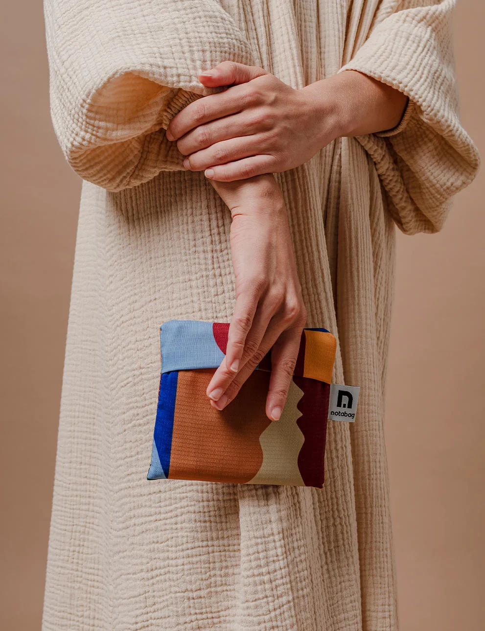 Notabag 2-in-1 Rucksack und Einkaufstasche – Artist Edition Judit Canela Roots, Detailansicht 6 | One Horizon