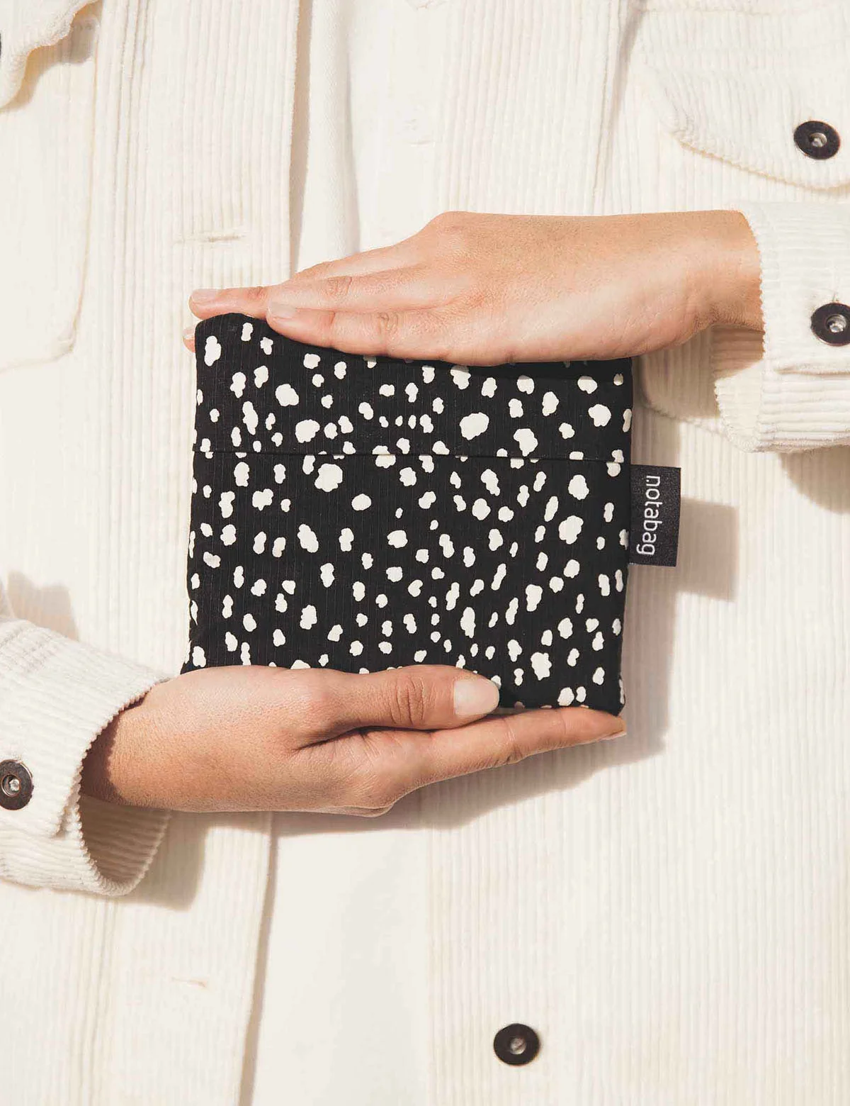 Notabag 2-in-1 Rucksack und Einkaufstasche – Muster & Dots Black Sprinkle, Detailansicht 6 | One Horizon