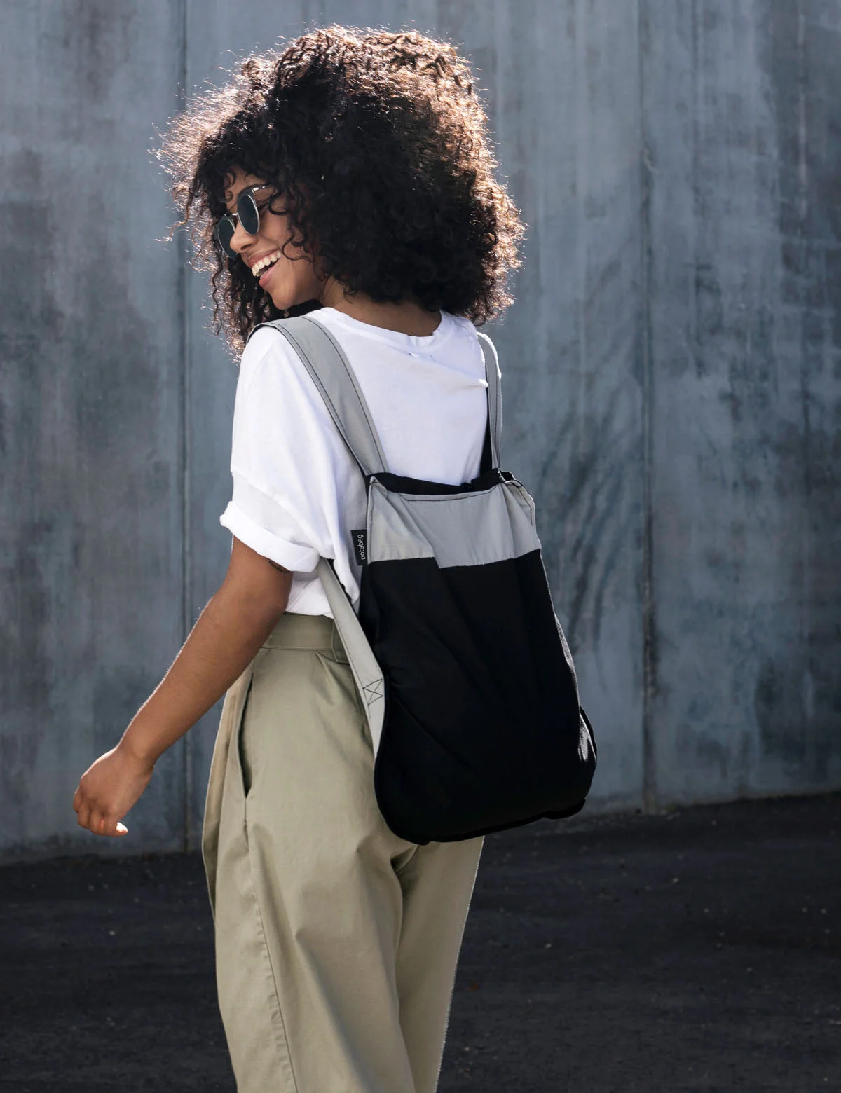 Notabag 2-in-1 Rucksack und Einkaufstasche – Muster & Dots Schwarz & Grau, Detailansicht 2 | One Horizon