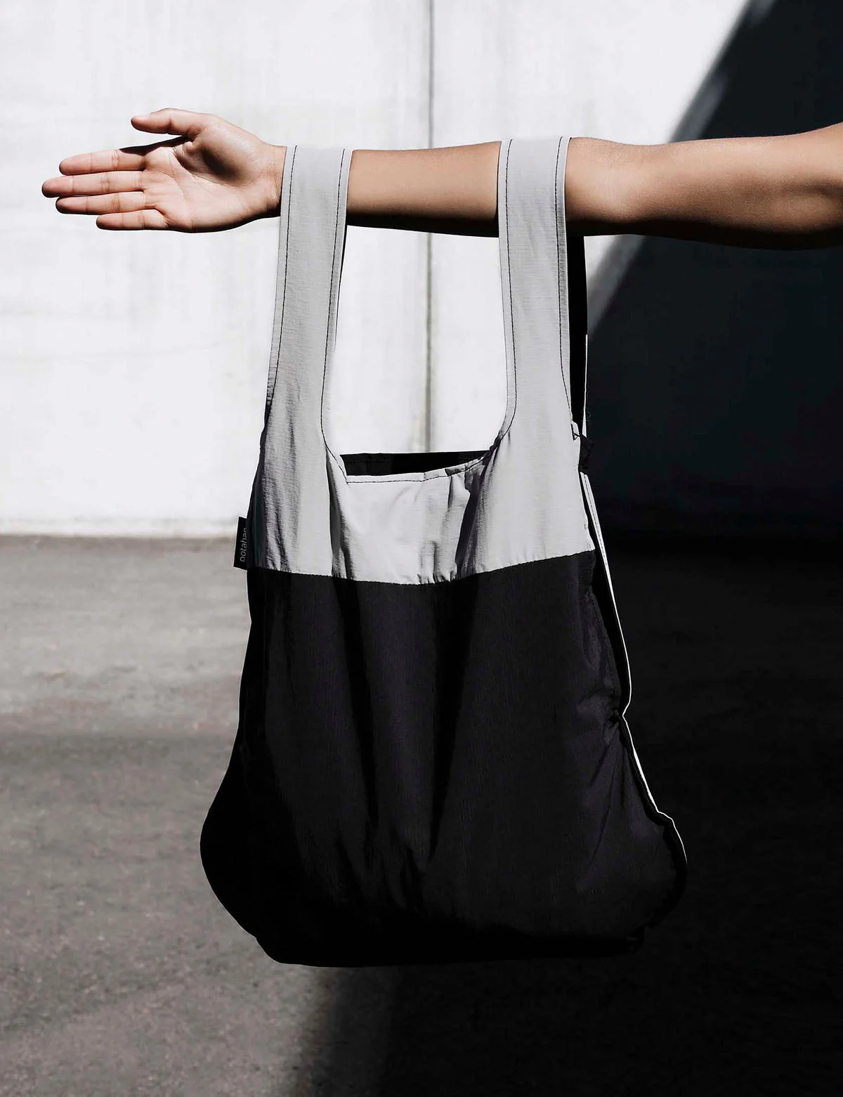 Notabag 2-in-1 Rucksack und Einkaufstasche – Muster & Dots Schwarz & Grau, Detailansicht 4 | One Horizon