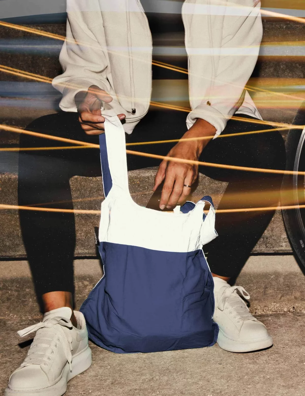 Notabag 2-in-1 Rucksack und Einkaufstasche – Reflective Reflektierend Navy, Detailansicht 4 | One Horizon