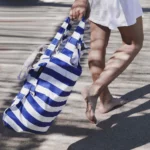 Sac à dos et sac de courses 2 en 1 Notabag – Rayures et dégradé de rayures bleu marine, vue détaillée 4 | One Horizon
