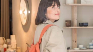Frau trägt die Notabag Original in Terracotta als Rucksack in einem Keramikatelier