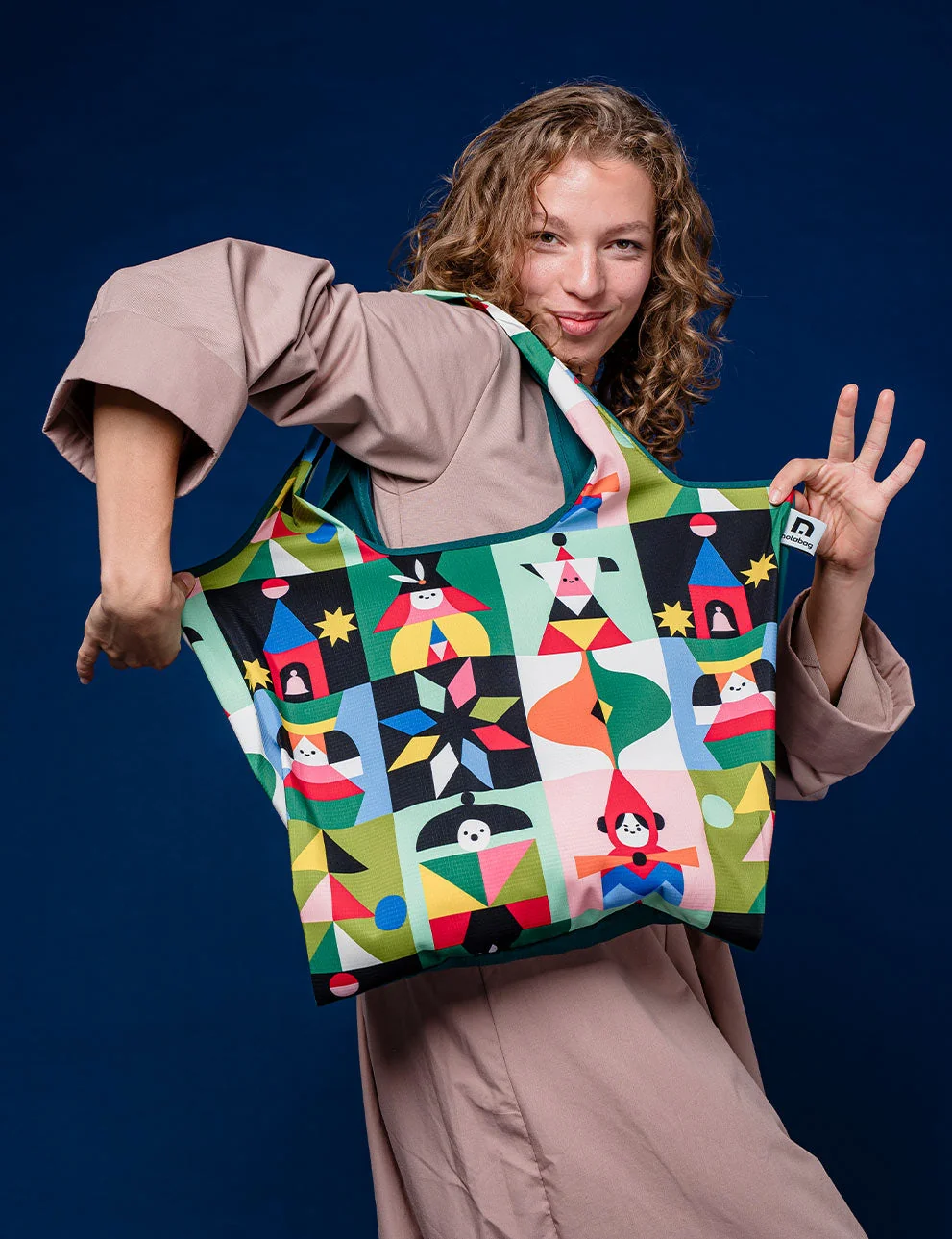 Frau hält die Notabag Tote Artist Edition im Design Playground von Judit Canela