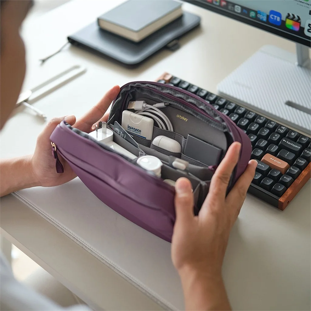 Orbitkey Orbitkey 2-in-1 Tech Pouch Plum, Detailansicht 9 | One Horizon
