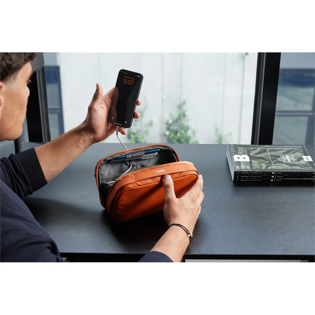 Orbitkey Orbitkey 2-in-1 Tech Pouch Terracotta, Detailansicht 8 | One Horizon