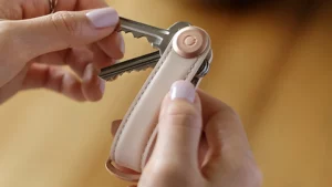 Orbitkey Key Organiser einrichten: Schlüssel werden in den Lederorganiser eingesetzt