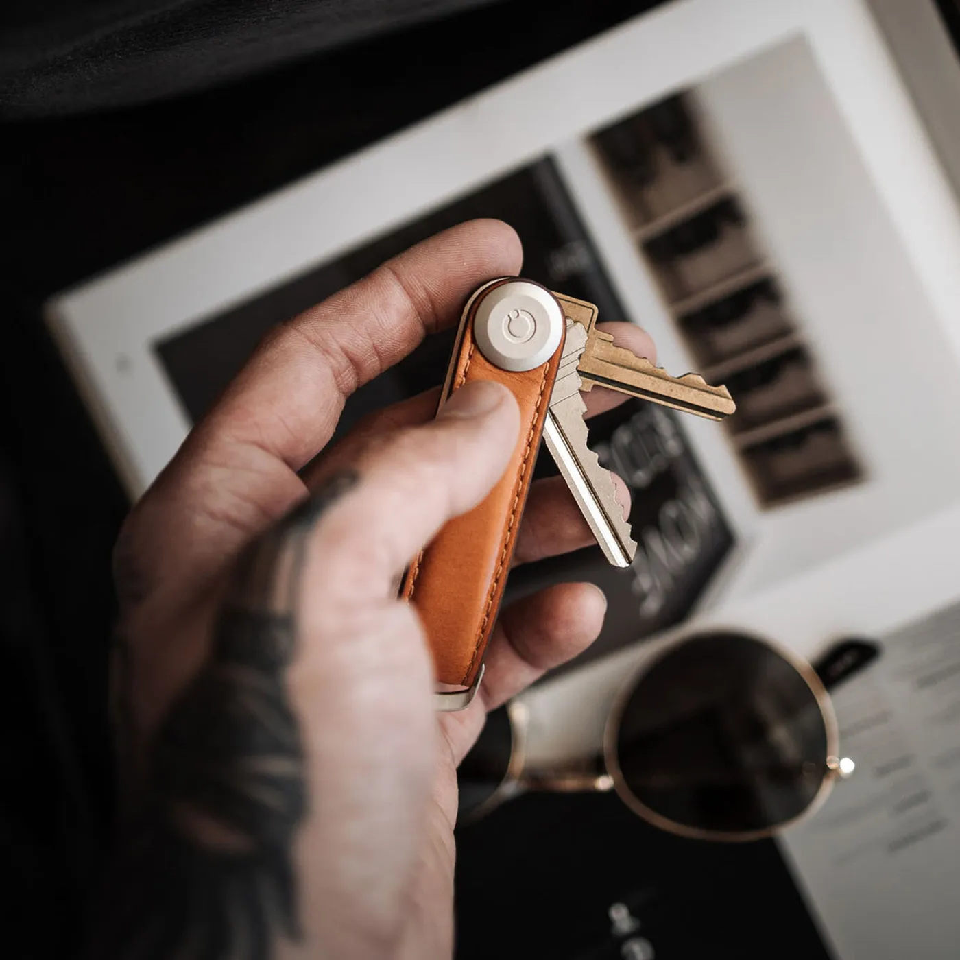 Orbitkey Key Organiser Leder in Cognac mit ausgeklappten Schlüsseln in der Hand