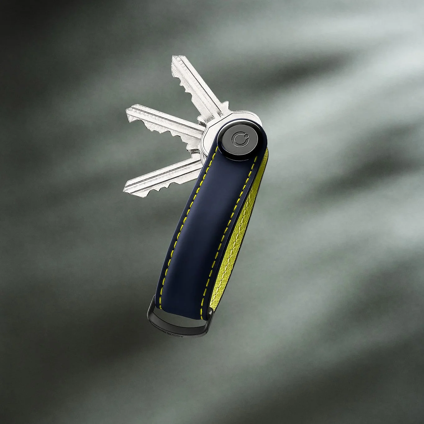 Orbitkey Key Organiser Matte Leather in Navy und Limette mit vier Schlüsseln