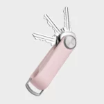 Orbitkey Key Organiser Tracker in Blush, geöffnet mit drei aufgefächerten Schlüsseln und D-Ring