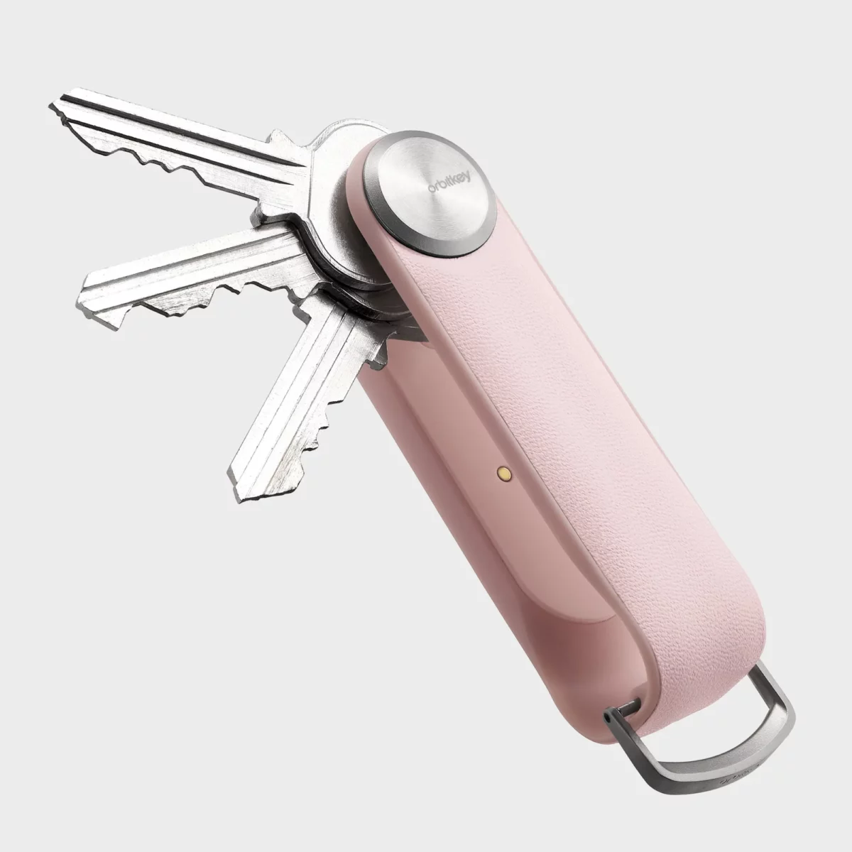 Rückseite des Orbitkey Key Organiser Tracker in Blush, Schlüssel ausgeklappt, Ladekontakt am Tracker-Modul