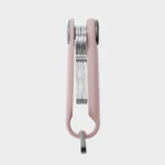 Seitenansicht des Orbitkey Key Organiser Tracker in Blush, Schlüssel flach und klirrfrei gestapelt