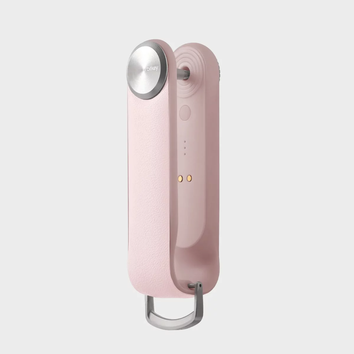 Orbitkey Key Organiser Tracker in Blush, Seitenansicht auf das Tracker-Modul mit magnetischen Ladekontakten
