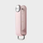 Orbitkey Key Organiser Tracker in Blush, Seitenansicht auf das Tracker-Modul mit magnetischen Ladekontakten