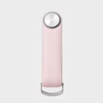 Vorderseite des Orbitkey Key Organiser Tracker in Blush, geschlossen mit Edelstahl-Verschluss und D-Ring
