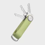 Orbitkey Key Organiser Tracker in Citrus, geöffnet mit drei aufgefächerten Schlüsseln und D-Ring