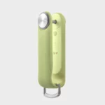 Orbitkey Key Organiser Tracker in Citrus, Seitenansicht auf das Tracker-Modul mit magnetischen Ladekontakten