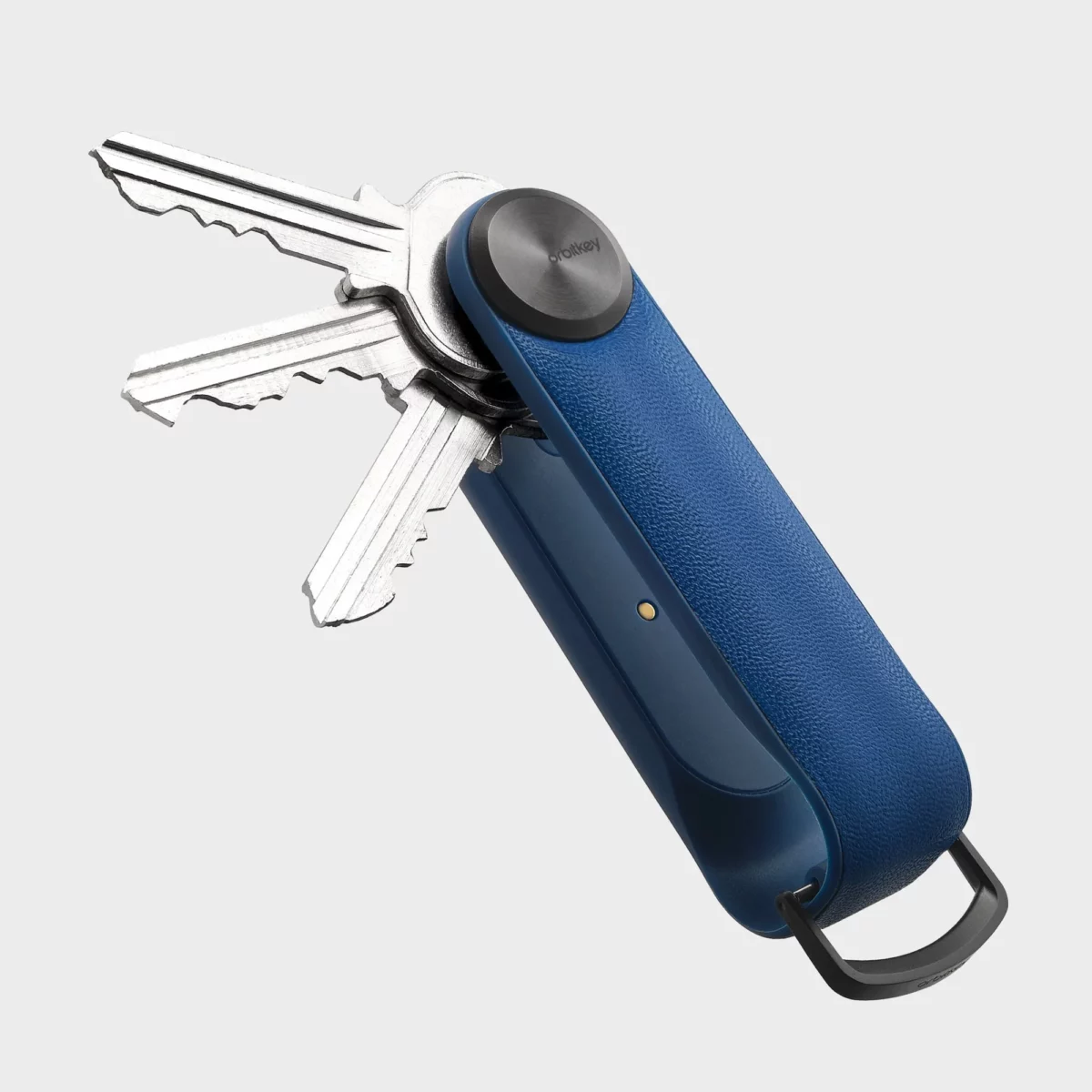 Rückseite des Orbitkey Key Organiser Tracker in Cobalt, Schlüssel ausgeklappt, Ladekontakt am Tracker-Modul