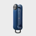 Orbitkey Key Organiser Tracker in Cobalt, Seitenansicht auf das Tracker-Modul mit magnetischen Ladekontakten