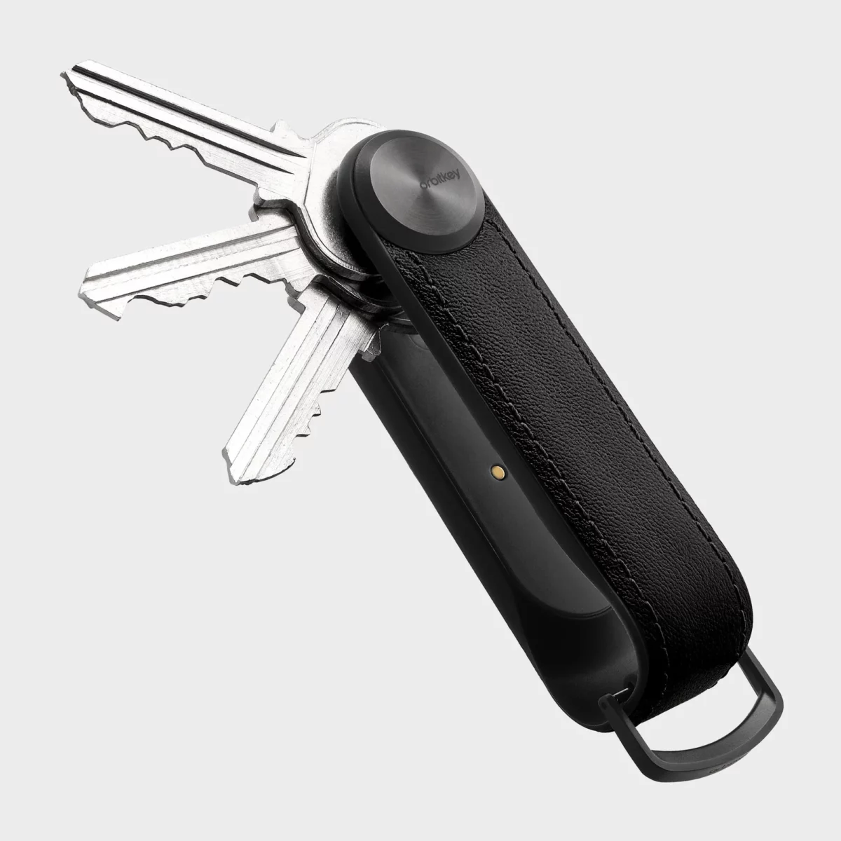 Orbitkey Key Organiser Tracker Leder Schwarz in Nahaufnahme, Schlüssel ausgeklappt, schwarzes Tracker-Gehäuse sichtbar