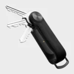 Orbitkey Key Organiser Tracker Leder Schwarz in Nahaufnahme, Schlüssel ausgeklappt, schwarzes Tracker-Gehäuse sichtbar