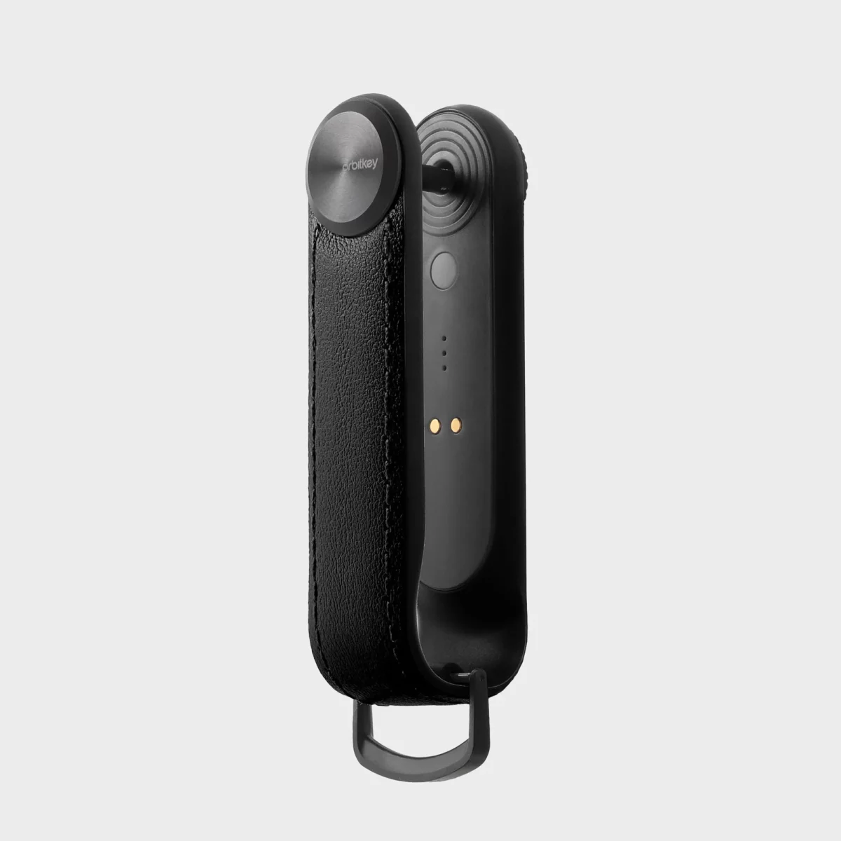 Rückseite des Orbitkey Key Organiser Tracker Leder in Schwarz mit Tracker-Modul und magnetischen Ladekontakten
