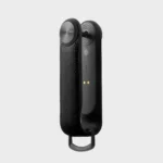 Rückseite des Orbitkey Key Organiser Tracker Leder in Schwarz mit Tracker-Modul und magnetischen Ladekontakten