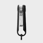 Seitenansicht des Orbitkey Key Organiser Tracker Leder in Schwarz, Schlüssel flach gestapelt zwischen Leder und Tracker