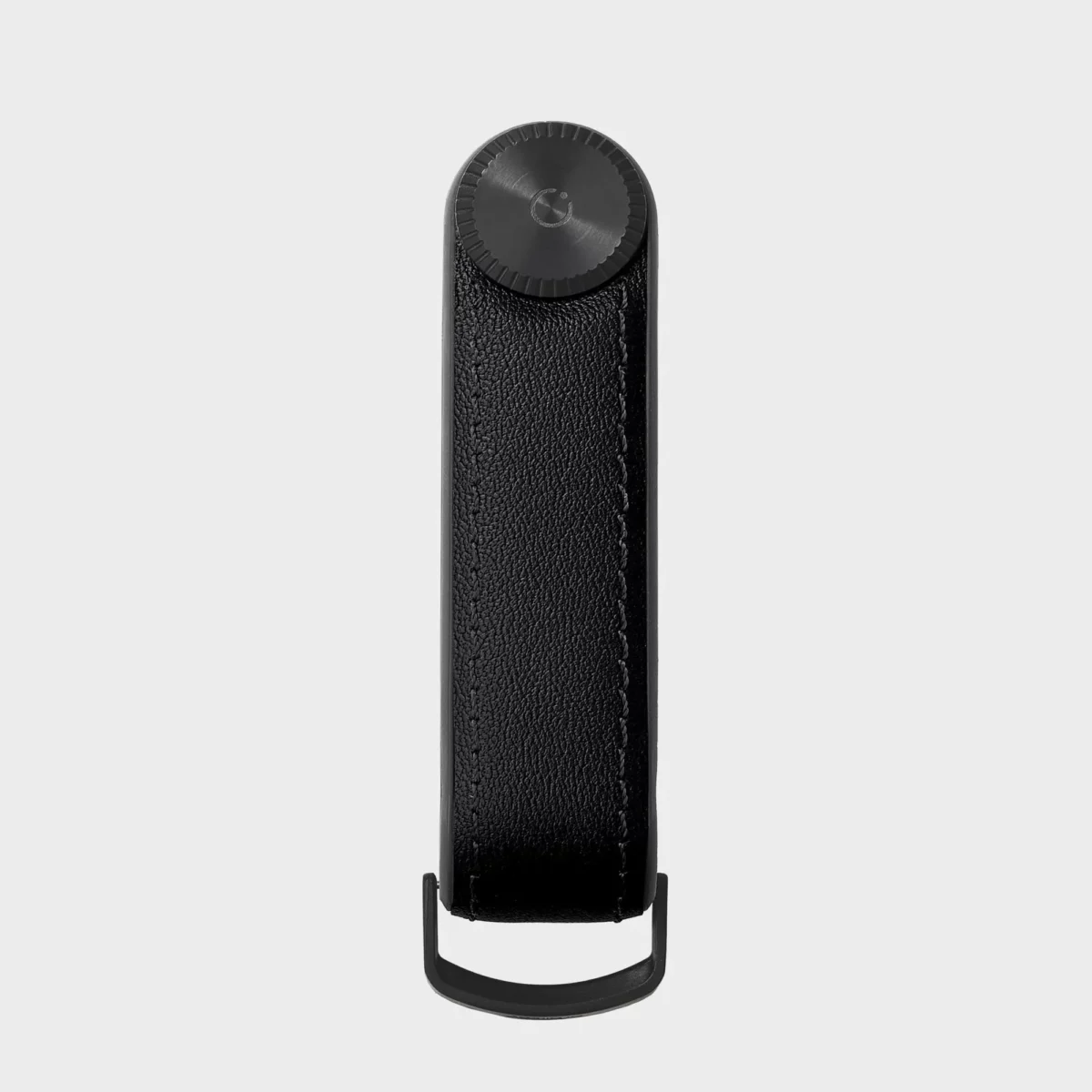 Vorderseite des Orbitkey Key Organiser Tracker Leder in Schwarz, geschlossen, mit Ziernaht und schwarzem Verschluss