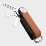 Orbitkey Key Organiser Tracker Leder Tan in Nahaufnahme, Schlüssel ausgeklappt, schwarzes Tracker-Gehäuse sichtbar