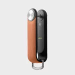 Rückseite des Orbitkey Key Organiser Tracker Leder in Tan mit Tracker-Modul und magnetischen Ladekontakten
