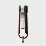 Seitenansicht des Orbitkey Key Organiser Tracker Leder in Tan, Schlüssel flach gestapelt zwischen Leder und Tracker