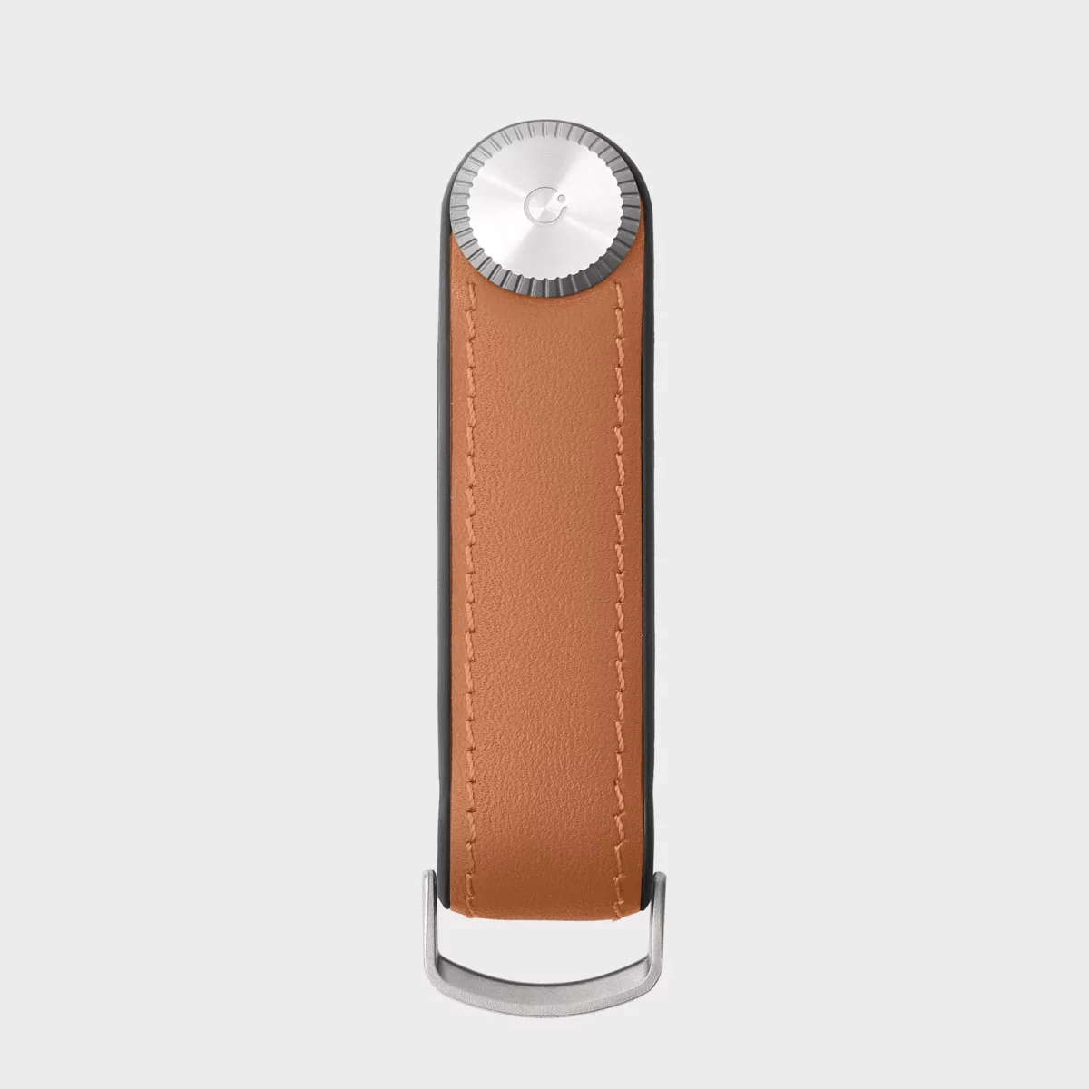 Vorderseite des Orbitkey Key Organiser Tracker Leder in Tan, geschlossen, mit Ziernaht und silbernem Verschluss