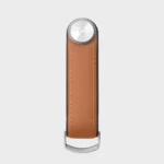 Vorderseite des Orbitkey Key Organiser Tracker Leder in Tan, geschlossen, mit Ziernaht und silbernem Verschluss