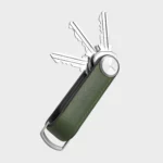 Orbitkey Key Organiser Tracker aus Leder in Waldgrün, geöffnet mit drei aufgefächerten Schlüsseln
