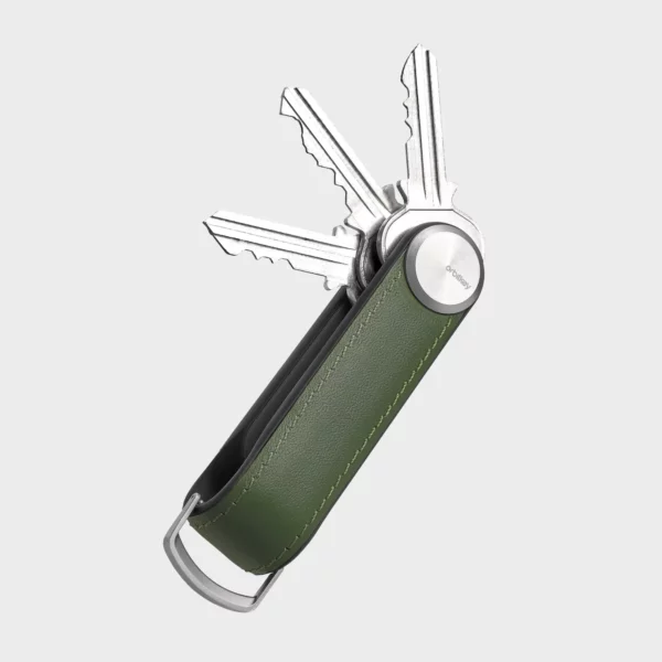 Orbitkey Key Organiser Tracker aus Leder in Waldgrün, geöffnet mit drei aufgefächerten Schlüsseln