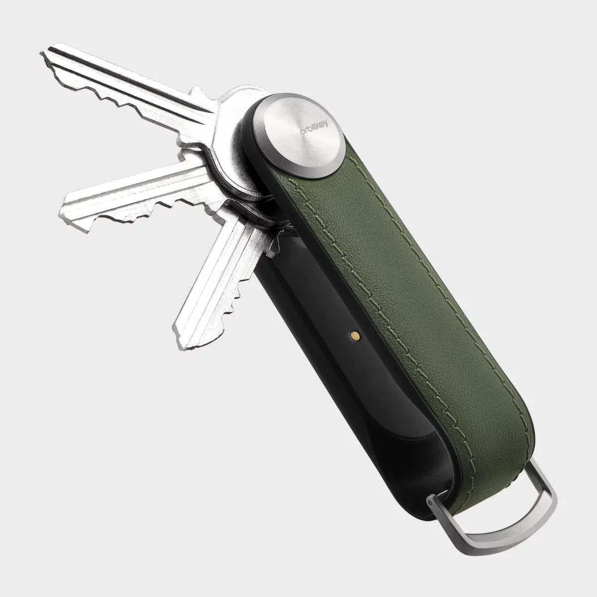 Orbitkey Key Organiser Tracker Leder Waldgrün in Nahaufnahme, Schlüssel ausgeklappt, schwarzes Tracker-Gehäuse sichtbar
