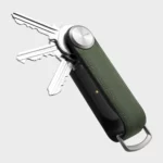 Orbitkey Key Organiser Tracker Leder Waldgrün in Nahaufnahme, Schlüssel ausgeklappt, schwarzes Tracker-Gehäuse sichtbar