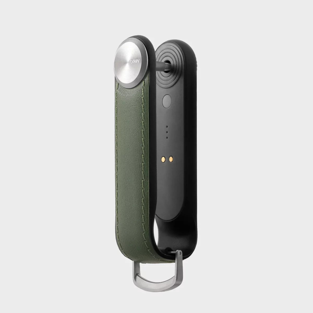 Rückseite des Orbitkey Key Organiser Tracker Leder in Waldgrün mit Tracker-Modul und magnetischen Ladekontakten