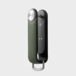 Rückseite des Orbitkey Key Organiser Tracker Leder in Waldgrün mit Tracker-Modul und magnetischen Ladekontakten