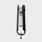 Seitenansicht des Orbitkey Key Organiser Tracker Leder in Waldgrün, Schlüssel flach gestapelt zwischen Leder und Tracker
