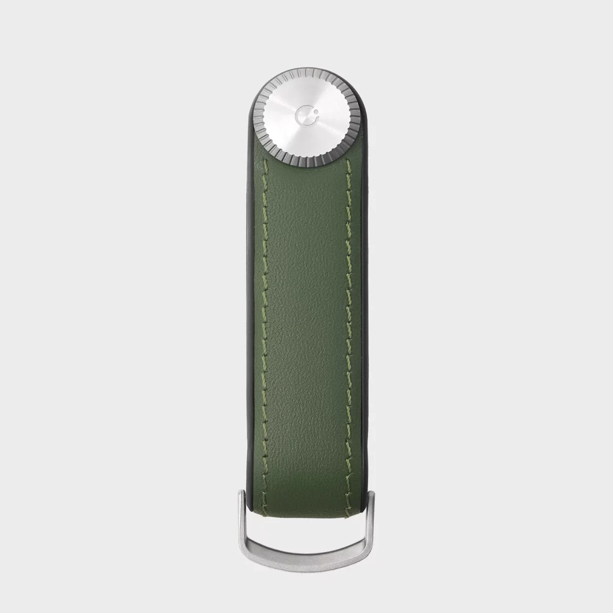 Vorderseite des Orbitkey Key Organiser Tracker Leder in Waldgrün, geschlossen, mit Ziernaht und silbernem Verschluss