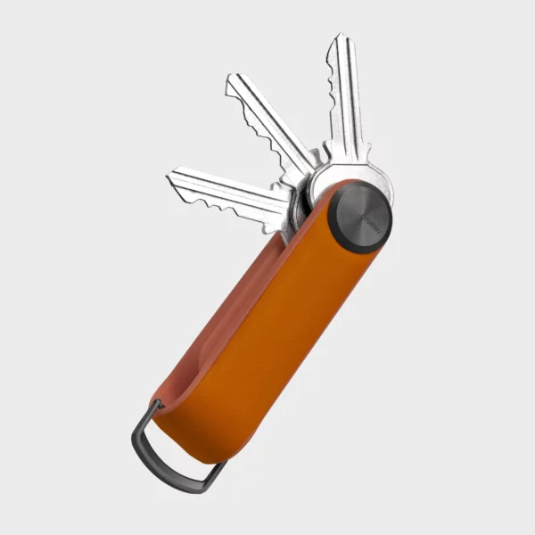 Orbitkey Key Organiser Tracker in Orange, geöffnet mit drei aufgefächerten Schlüsseln und D-Ring