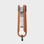 Seitenansicht des Orbitkey Key Organiser Tracker in Orange, Schlüssel flach und klirrfrei gestapelt