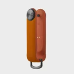 Orbitkey Key Organiser Tracker in Orange, Seitenansicht auf das Tracker-Modul mit magnetischen Ladekontakten