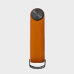 Vorderseite des Orbitkey Key Organiser Tracker in Orange, geschlossen mit Edelstahl-Verschluss und D-Ring