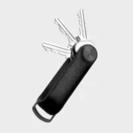 Orbitkey Key Organiser Tracker in Schwarz, geöffnet mit drei aufgefächerten Schlüsseln und D-Ring