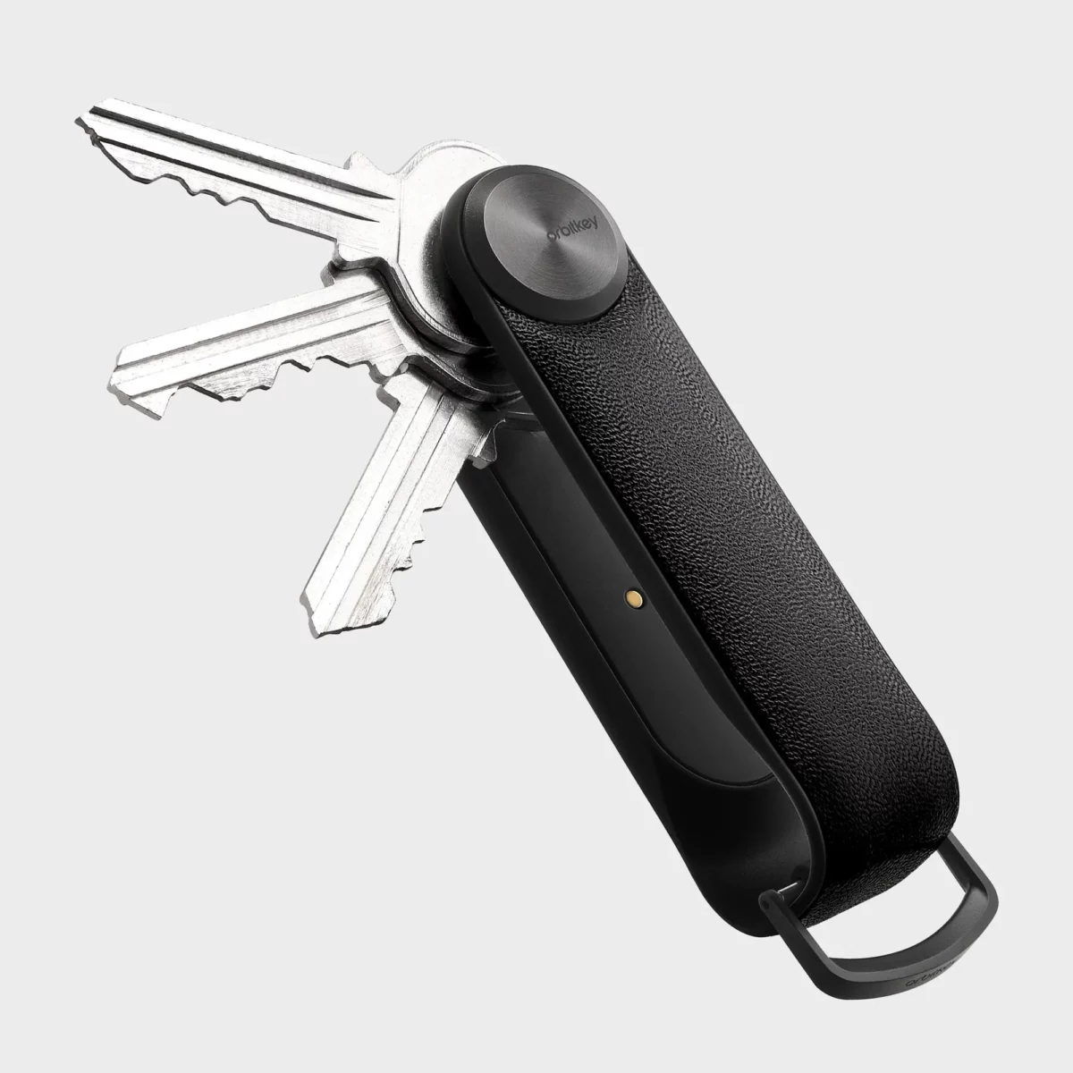 Rückseite des Orbitkey Key Organiser Tracker in Schwarz, Schlüssel ausgeklappt, Ladekontakt am Tracker-Modul