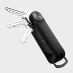 Rückseite des Orbitkey Key Organiser Tracker in Schwarz, Schlüssel ausgeklappt, Ladekontakt am Tracker-Modul